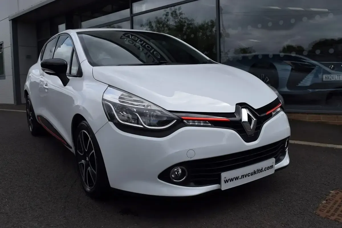 Used Renault Clio Dynamique 75 HP (55 kW) 2015 White Hatchback
