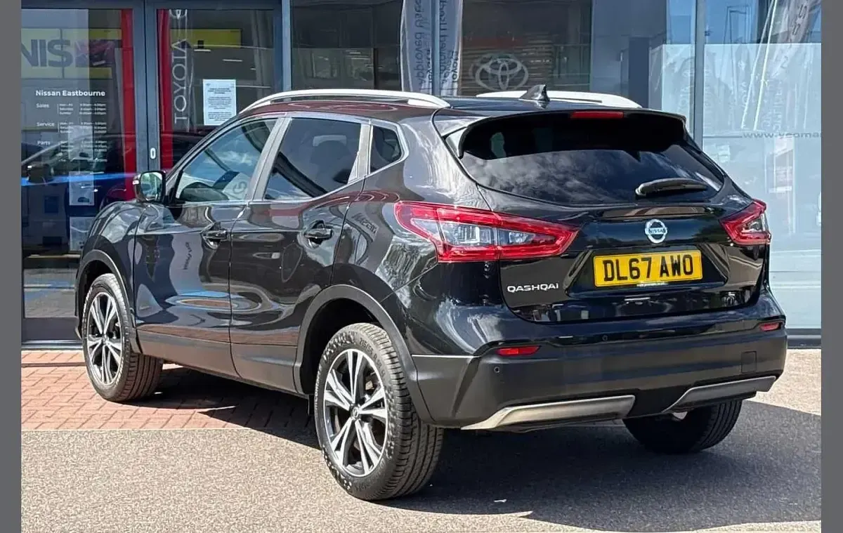 Used Nissan Qashqai N-Connecta 115 HP (84 kW) 2017 Black SUV