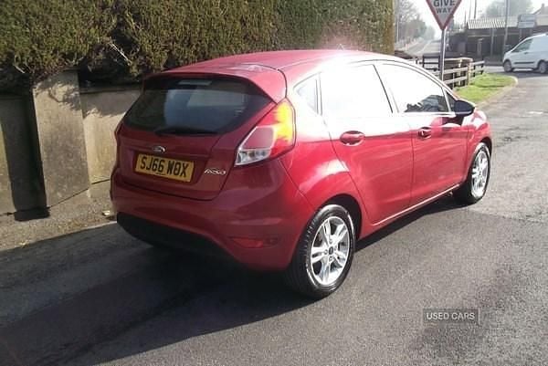 Used Ford Fiesta Zetec 82 HP (60 kW) 2016 Red Hatchback