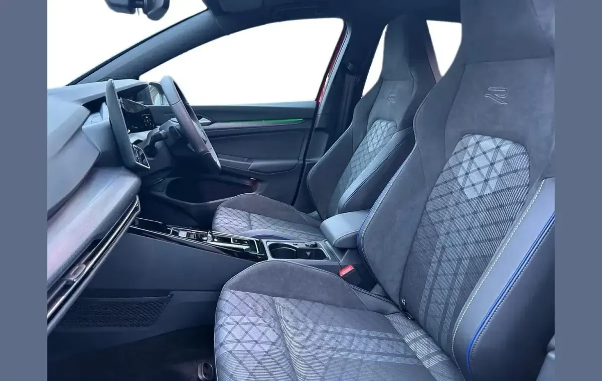 Second-hand VW Golf VIII Black Edition 147 CP (108 kW) 2025 Roșu Hatchback