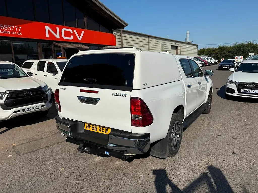 Used Toyota HiLux 150 HP (110 kW) 2018 White Pickup