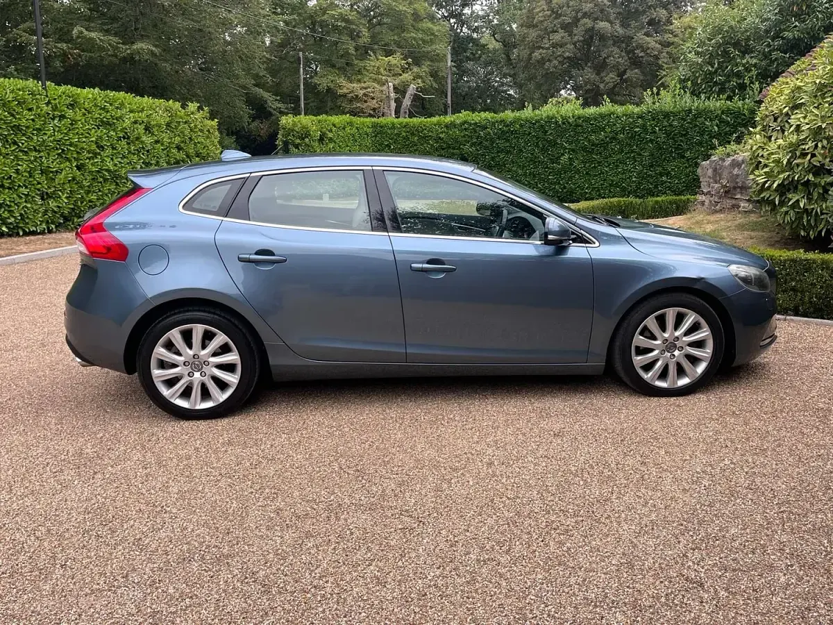 Used Volvo V40 SE Lux 147 HP (108 kW) 2014 Blue Hatchback