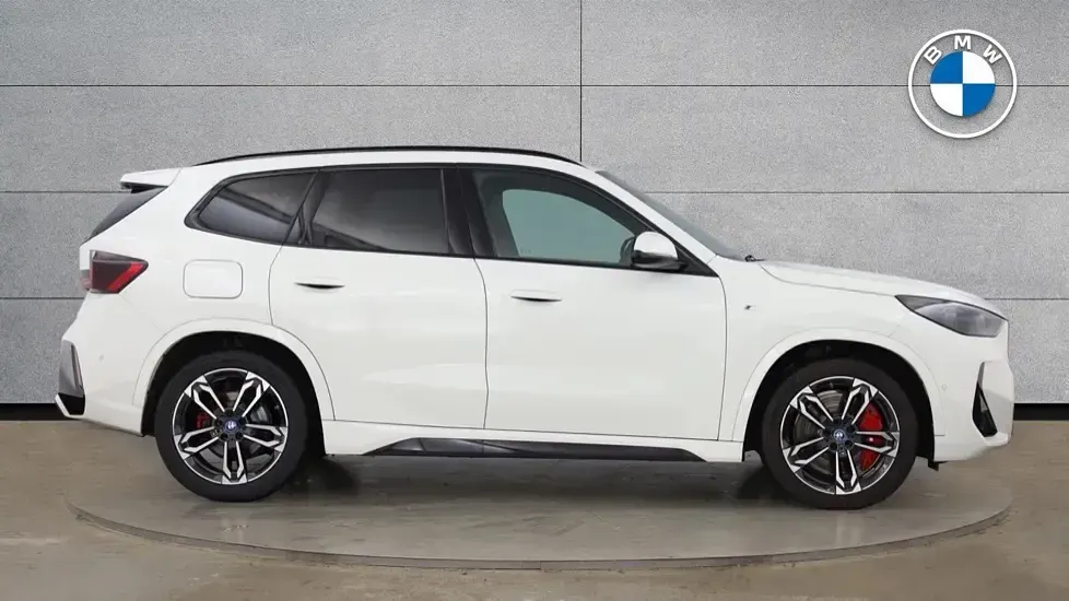Begagnad BMW iX1 M Sport 147 kW (201 HK) 2025 Vit SUV