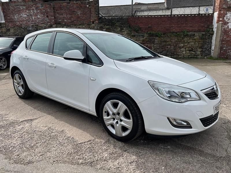 White Used 2011 Vauxhall Astra Hatchback | £2,195 (Fair price) - Image 1/4