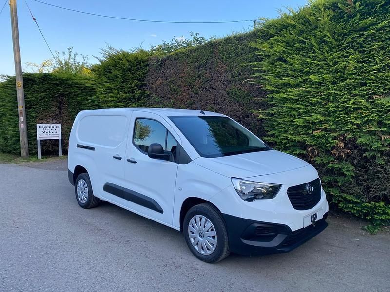 White Used 2021 Vauxhall Combo MPV | £9,250 (Fair price) - Image 1/4