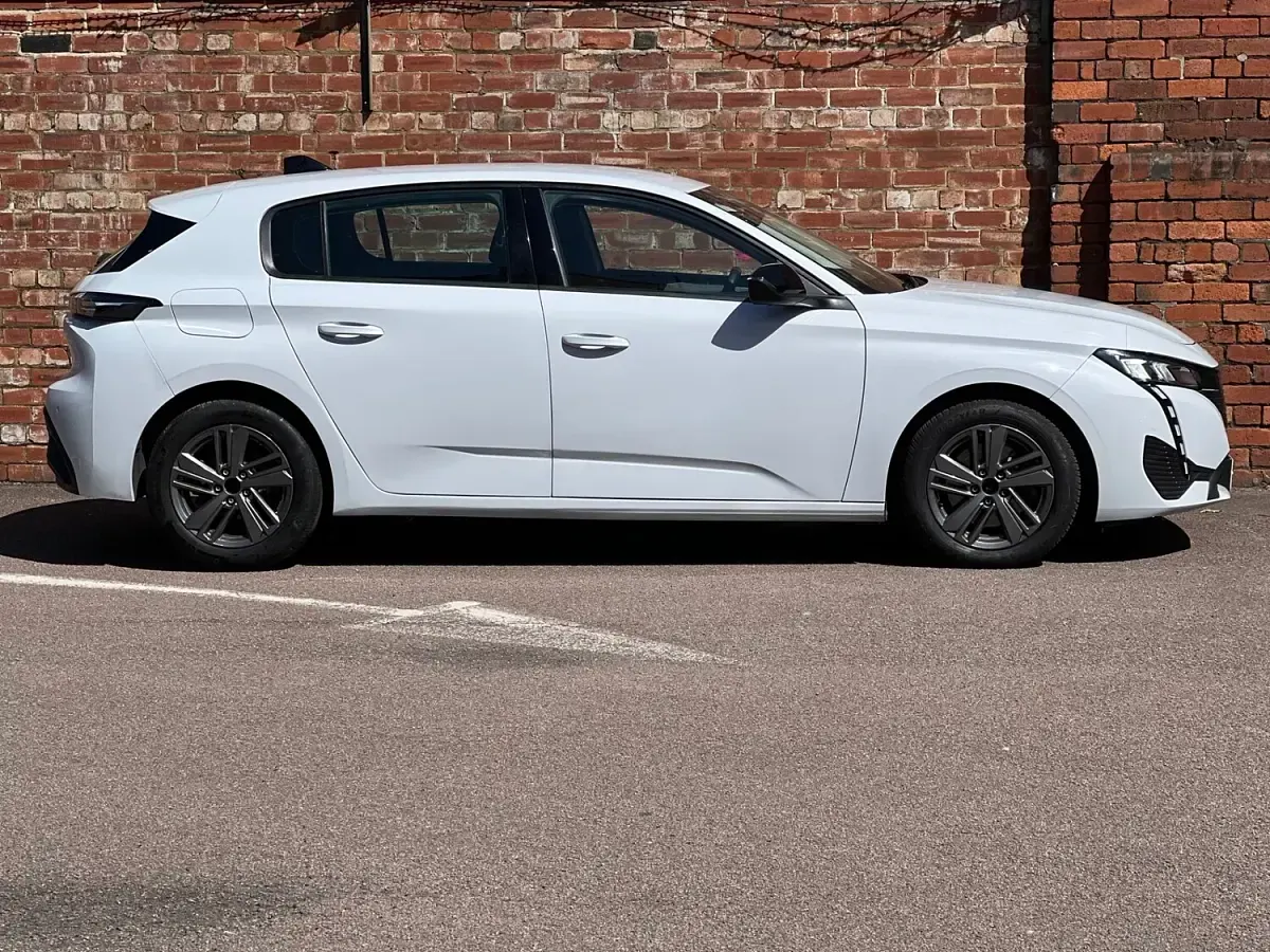 Used Peugeot 308 Active Premium 130 HP (95 kW) 2024 White Hatchback
