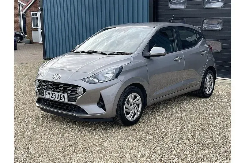 Used Hyundai i10 SE 67 HP (49 kW) 2023 Bronze Hatchback