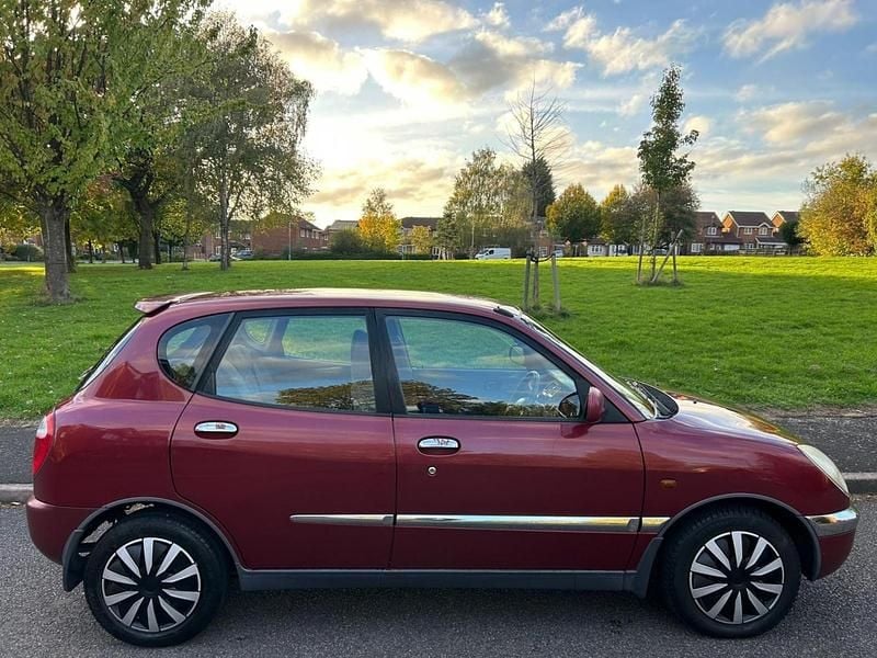 Red Used 2000 Daihatsu Sirion Hatchback | £1,750 (Super price) - Image 1/4