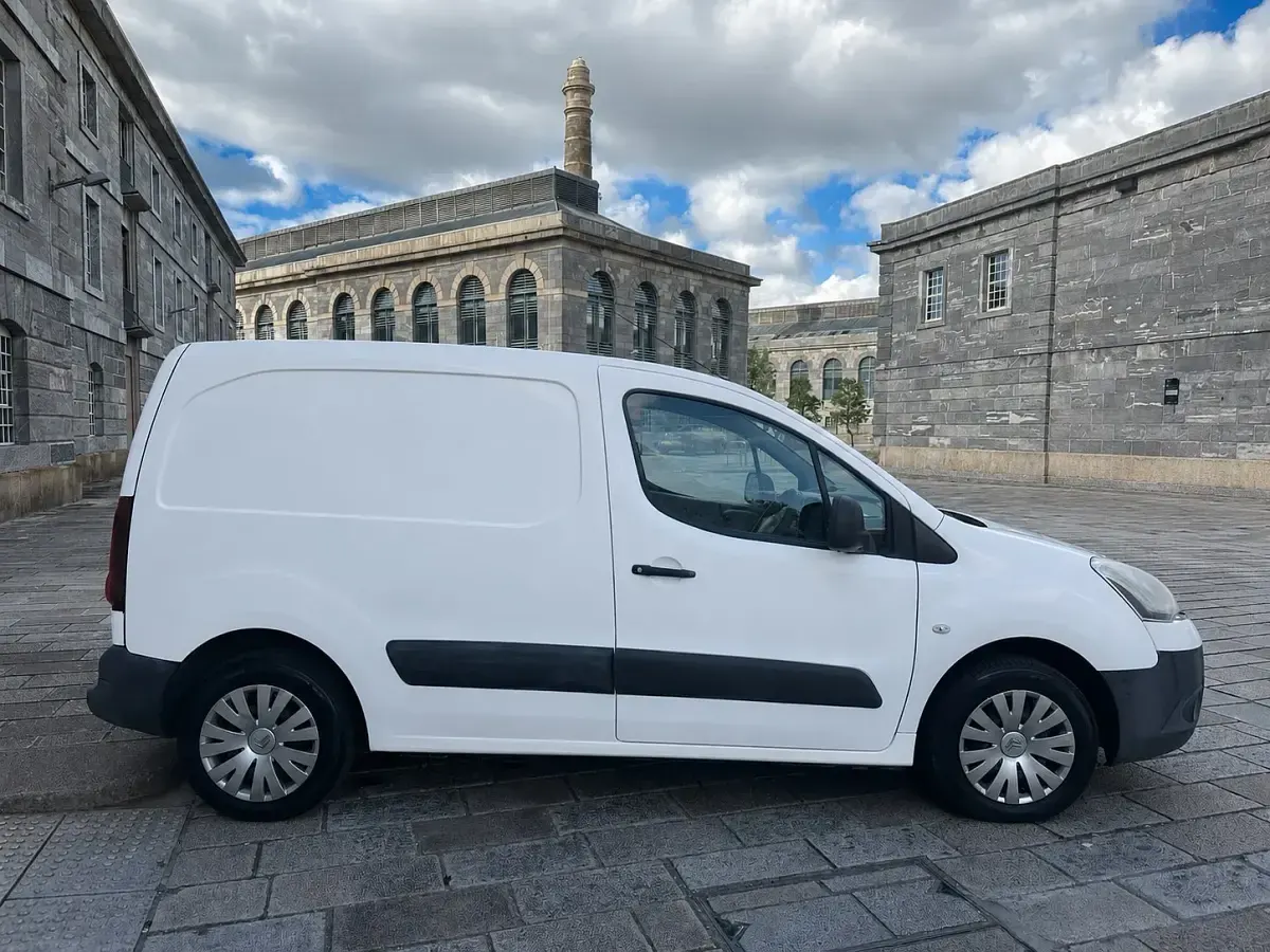 Used Citroën Berlingo 75 HP (55 kW) 2012 White MPV