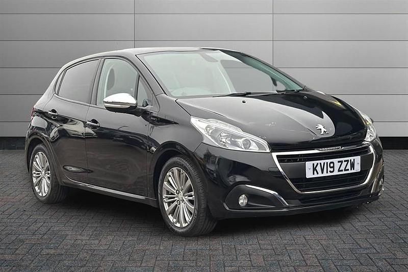 Used Peugeot 208 Signature Sky 82 HP (60 kW) 2019 Nera black Hatchback