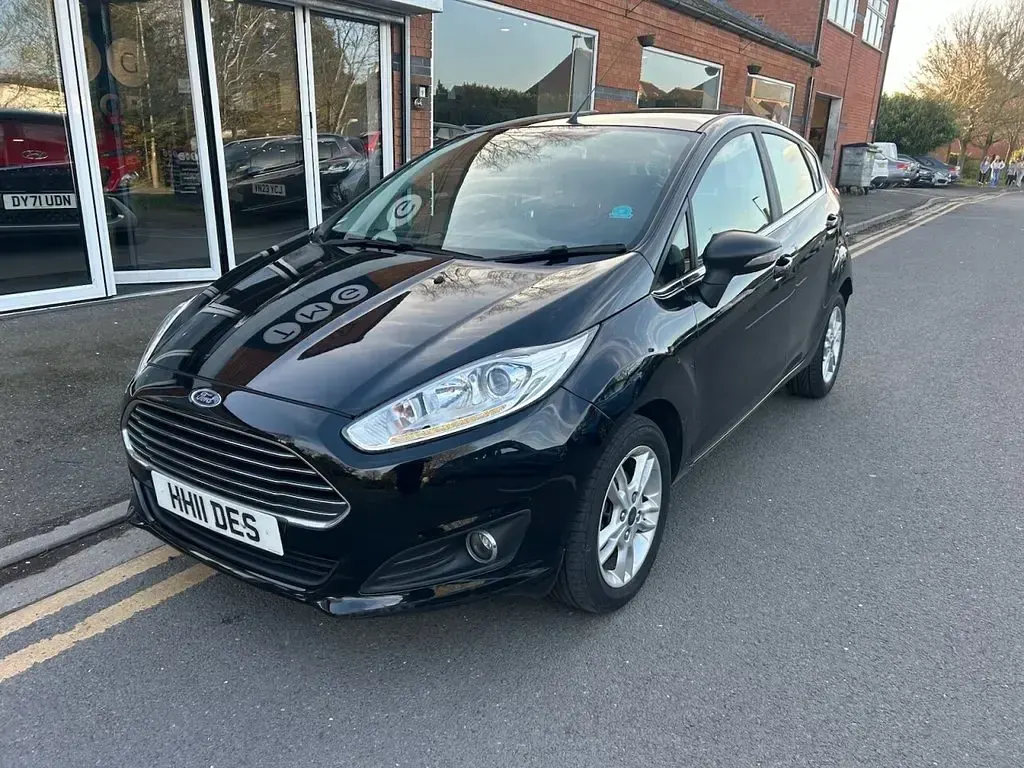 Begagnad Ford Fiesta Zetec 140 HK (102 kW) 2016 Svart Halvkombi