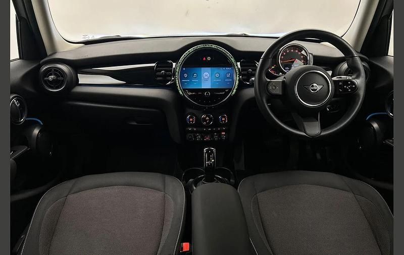 Używany Mini Cooper Classic 134 KM (98 kW) 2022 Srebrny Hatchback