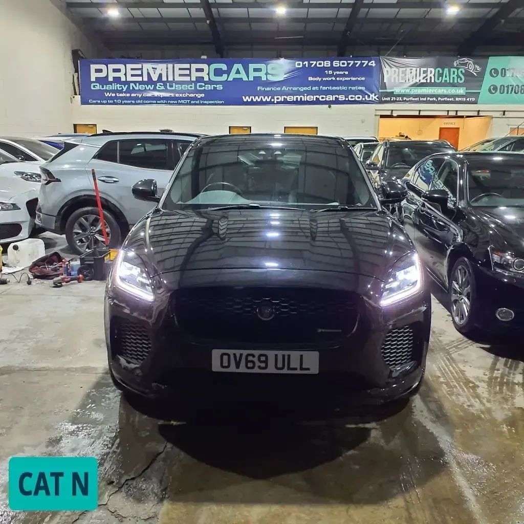 Usado Jaguar E-Pace R-Dynamic 240 CV (176 kW) 2019 Negro SUV