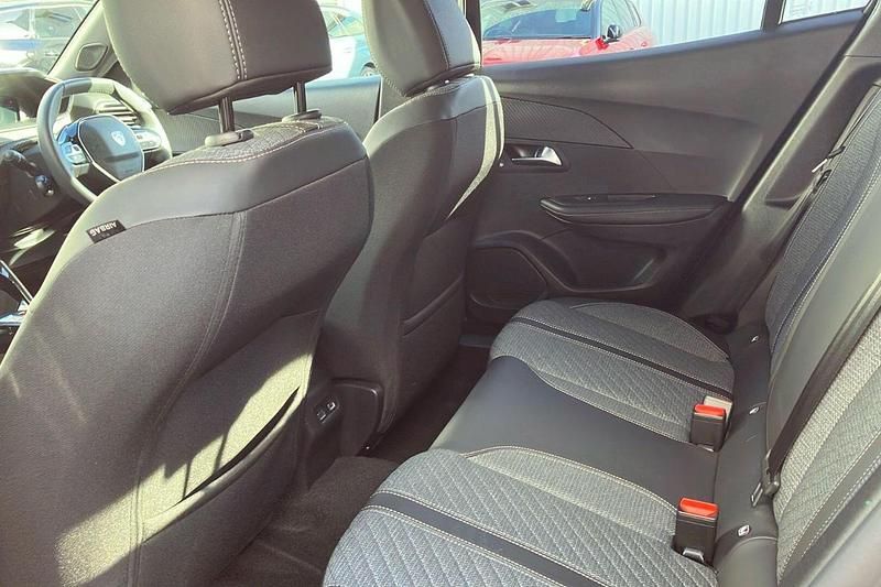 Second-hand Peugeot e-2008 Allure 114 kW (156 CP) 2025 Negru SUV