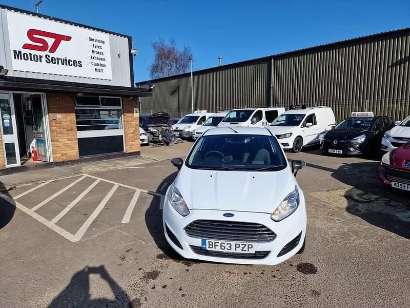 Used Ford Fiesta 75 HP (55 kW) 2013 White Hatchback
