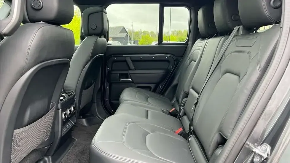 Używany Land Rover Defender SE Dynamic 350 KM (257 kW) 2025 Szary SUV