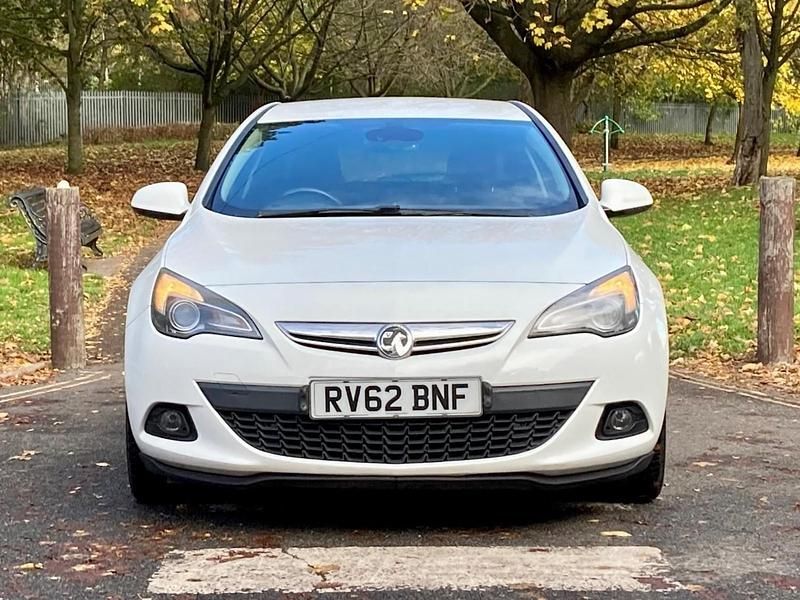 Used Vauxhall Astra GTC SRi 2012 White Hatchback