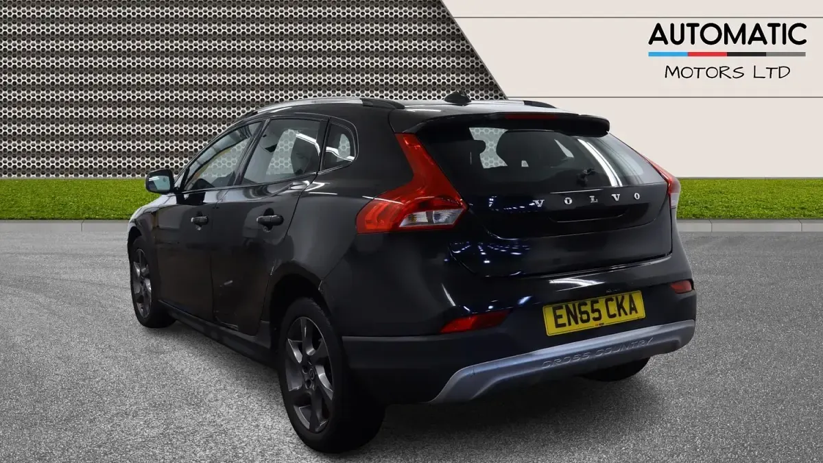 Used Volvo V40 120 HP (88 kW) 2015 Black Hatchback
