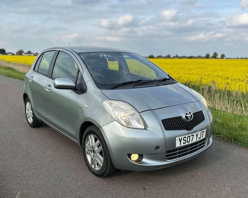 Silver Used 2007 Toyota Yaris Hatchback | £2,495 (Fair price) - Image 1/4
