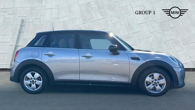 Begagnad Mini Cooper Comfort 136 HK (100 kW) 2023 Silver Halvkombi