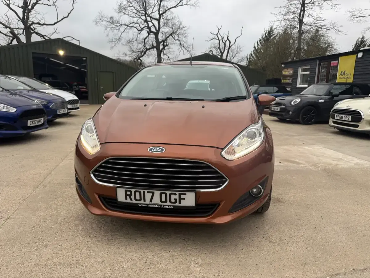 Usado Ford Fiesta Zetec 82 HP (60 kW) 2017 Castanho Citadino