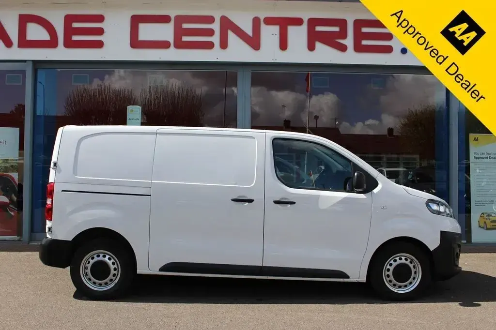 Used Vauxhall Vivaro 145 HP (106 kW) 2023 White MPV