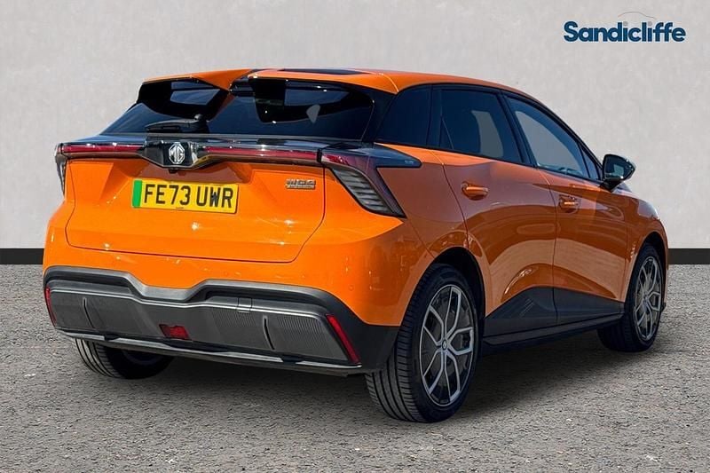 Begagnad MG MG4 EV Trophy 150 kW (204 HK) 2023 Orange Halvkombi