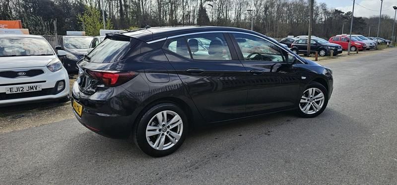 Begagnad Vauxhall Astra Design Edition 108 HK (79 kW) 2017 Svart Halvkombi