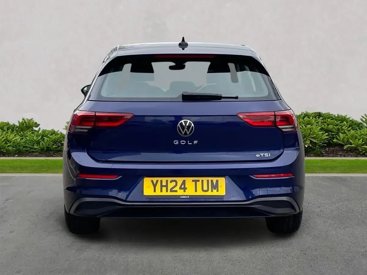 Second-hand VW Golf VIII Life 150 CP (110 kW) 2024 Albastru Hatchback