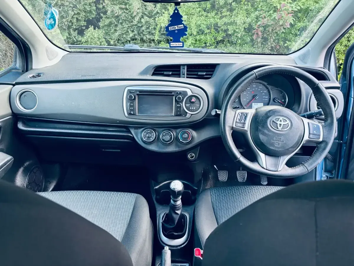 Used Toyota Yaris 99 HP (72 kW) 2013 Blue Hatchback