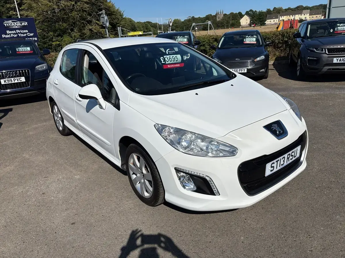 Used Peugeot 308 Active 92 HP (67 kW) 2013 White Hatchback