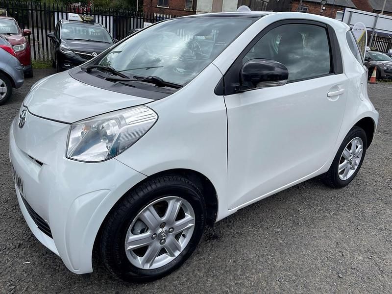 Used Toyota iQ 68 HP (50 kW) 2009 White Hatchback