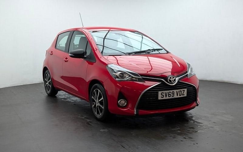 Used Toyota Yaris Hybrid 101 HP (74 kW) 2019 Red Hatchback