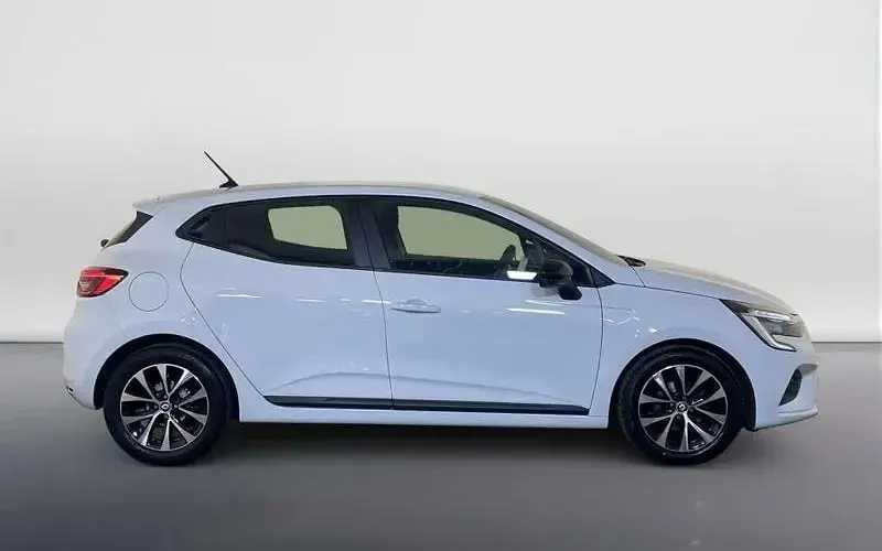 Used Renault Clio Evolution 90 HP (66 kW) 2023 White Hatchback