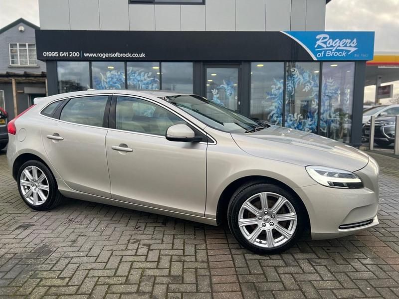 Usado Volvo V40 Inscription 152 HP (111 kW) 2018 Dourado Citadino