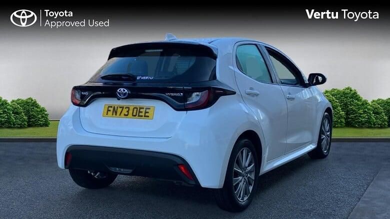 Used Toyota Yaris Hybrid 116 HP (85 kW) 2023 White Hatchback
