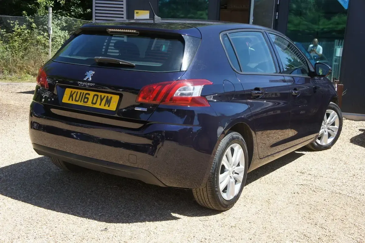 Used Peugeot 308 Active 120 HP (88 kW) 2016 Blue Hatchback