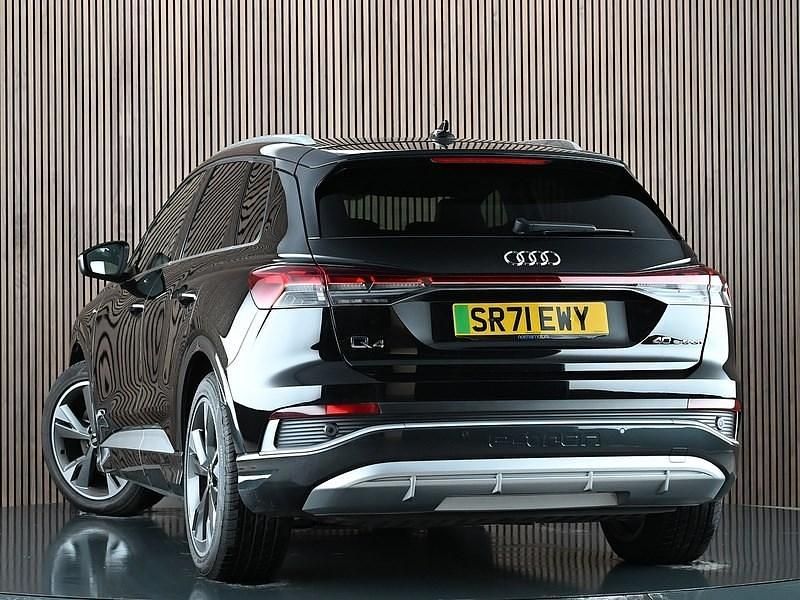 Begagnad Audi Q4 e-tron Advanced 150 kW (204 HK) 2021 Svart SUV