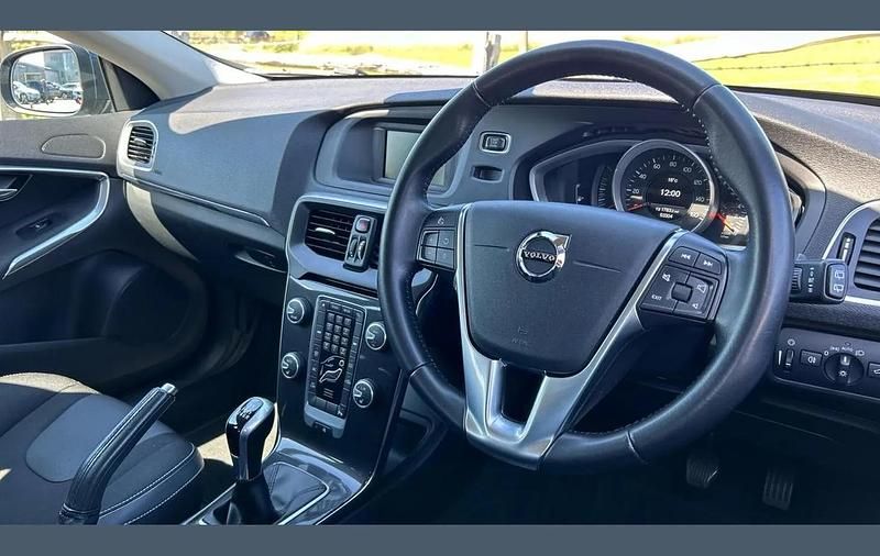 Used Volvo V40 Momentum 120 HP (88 kW) 2017 Blue Hatchback