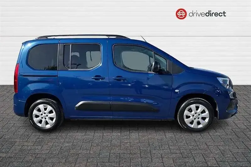 Second-hand Vauxhall Combo Design Edition 2023 Albastru Monovolum