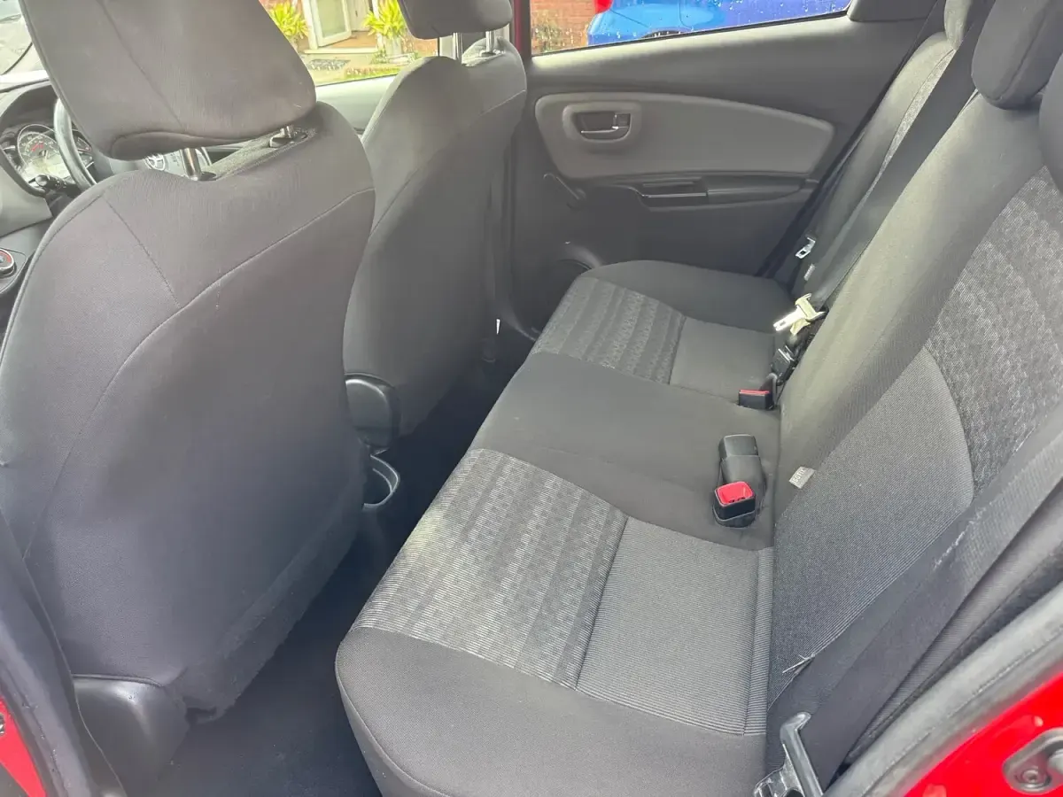 Used Toyota Yaris 99 HP (72 kW) 2016 Red Hatchback