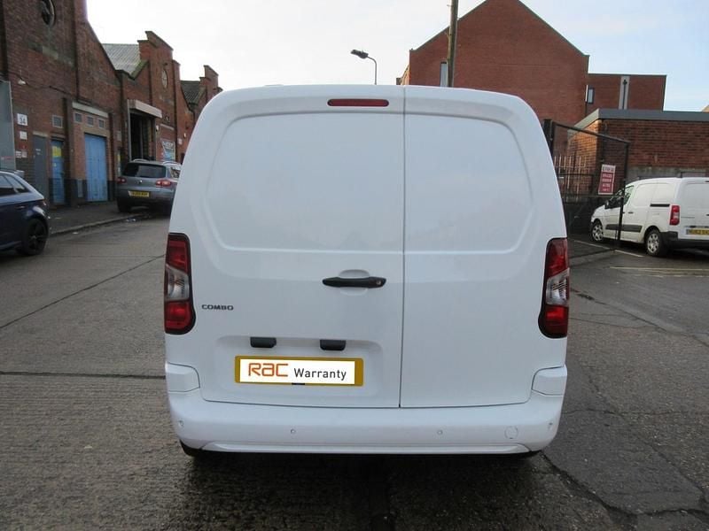 Second-hand Vauxhall Combo Sportive 100 CP (73 kW) 2021 Alb Van