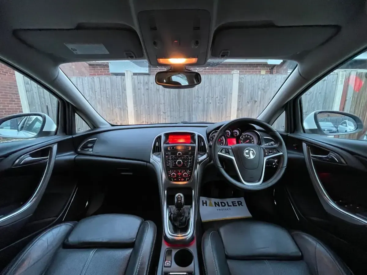 Second-hand Vauxhall Astra Elite 2012 Alb Hatchback