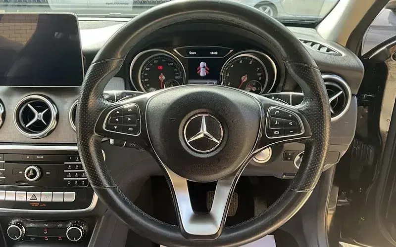 Used Mercedes GLA180 Urban 122 HP (89 kW) 2019 Black SUV