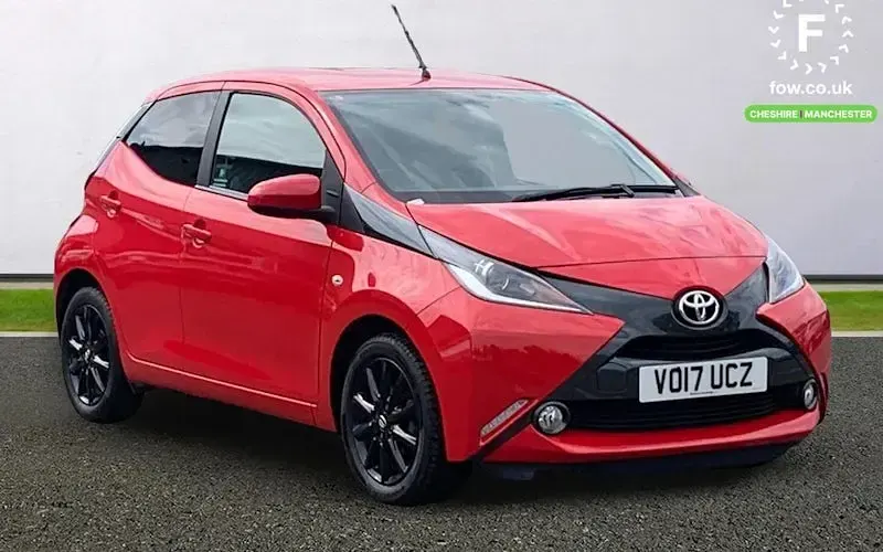 Usado Toyota Aygo x-style 69 HP (50 kW) 2017 Vermelho Citadino