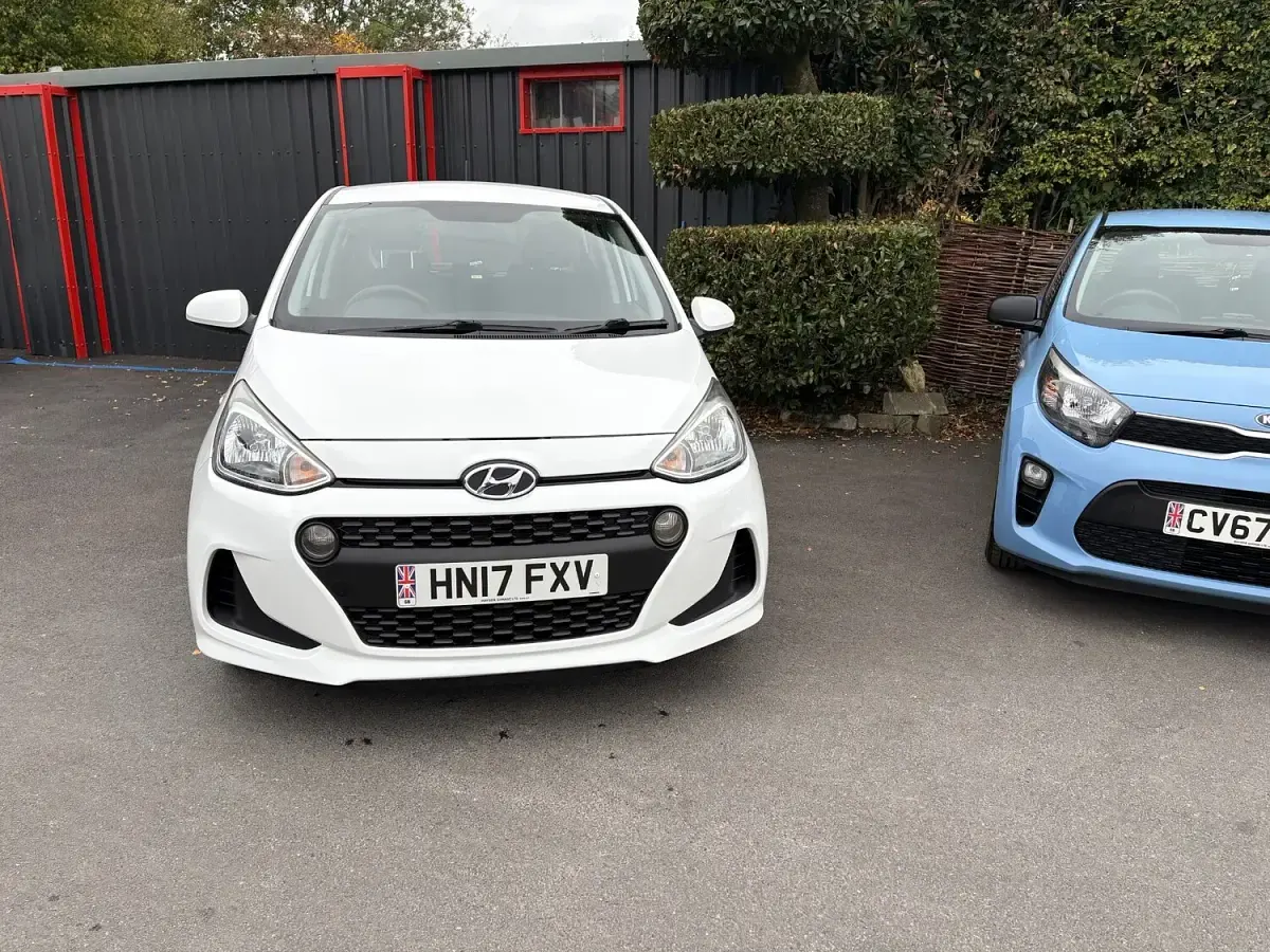 Used Hyundai i10 SE 87 HP (63 kW) 2017 White Hatchback