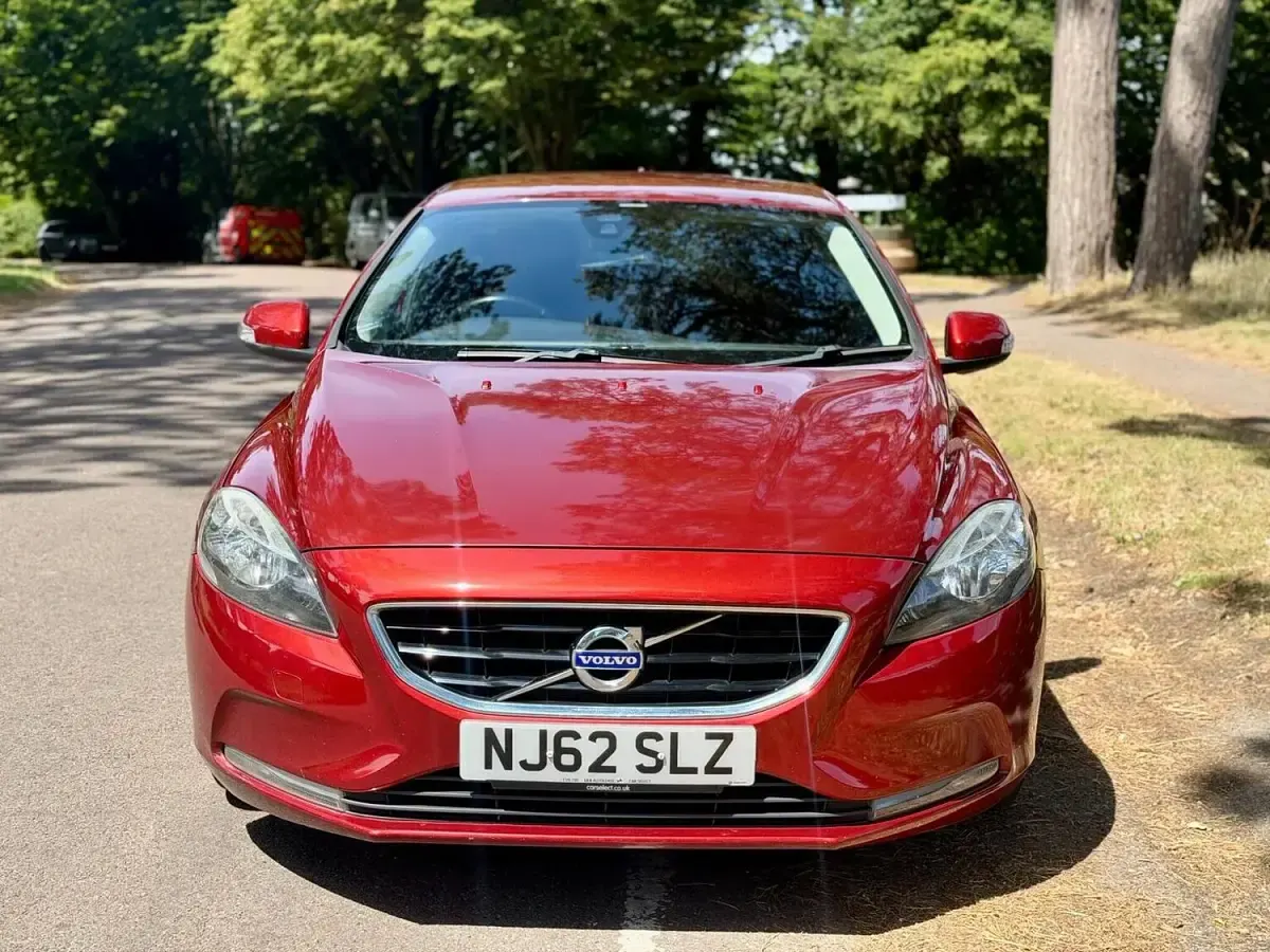 Used Volvo V40 115 HP (84 kW) 2012 Red Hatchback