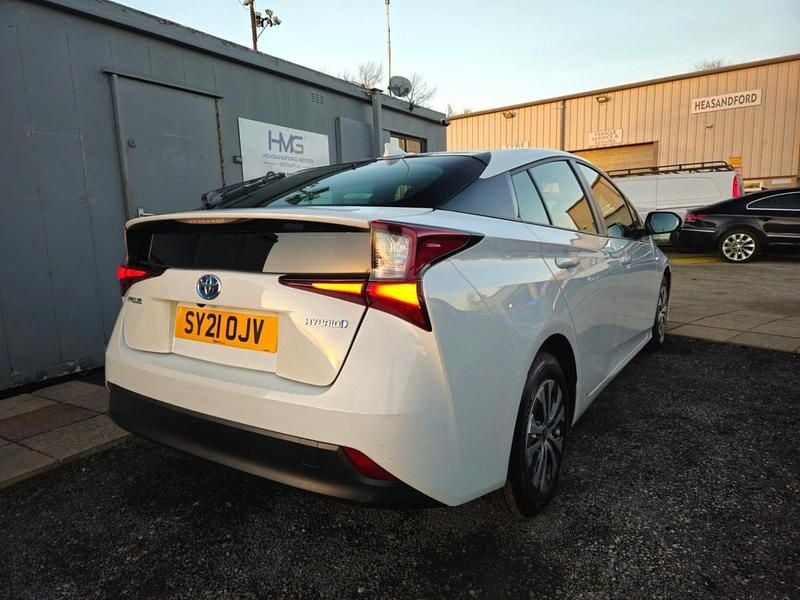 Used Toyota Prius Active 122 HP (89 kW) 2021 White Hatchback