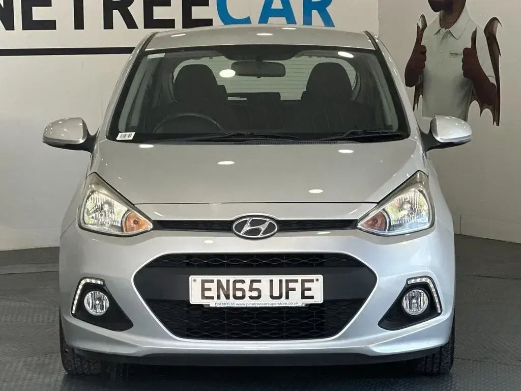 Used Hyundai i10 Premium 66 HP (48 kW) 2015 Silver Hatchback