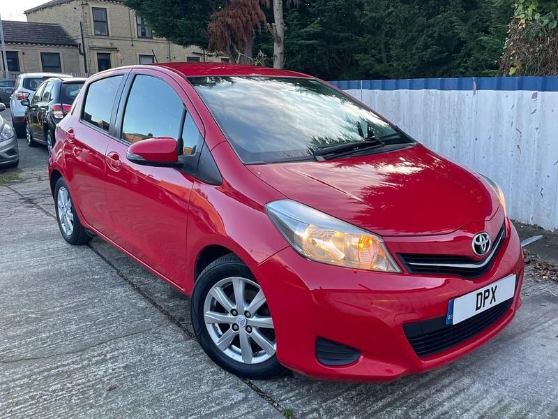 Used Toyota Yaris 101 HP (74 kW) 2013 Red Hatchback
